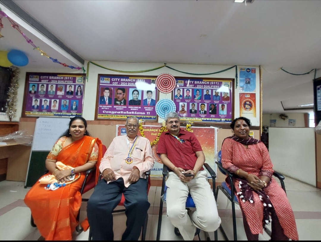 Gangadhar K, with LIC Medal, joining is Smt. Aruna Kumari-DO, Raghavendran-Branch Manager, Smt. Sujatha ABM